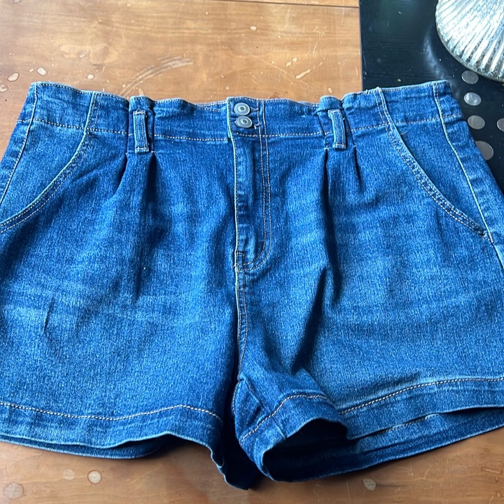 No boundaries pleated jean shorts with belt, loops, and pockets. Size XL(15-17).